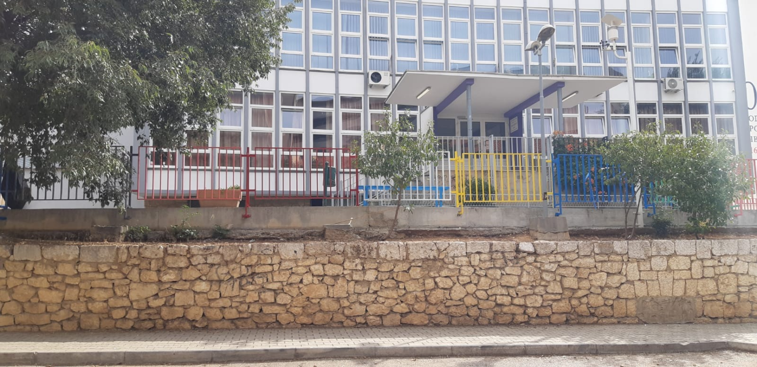 FOTO Počupani grmovi ružmarina kod OŠ Tin Ujević: 'Bili su neodržavani i truli, ispod njih smo našli šprice, boce…'