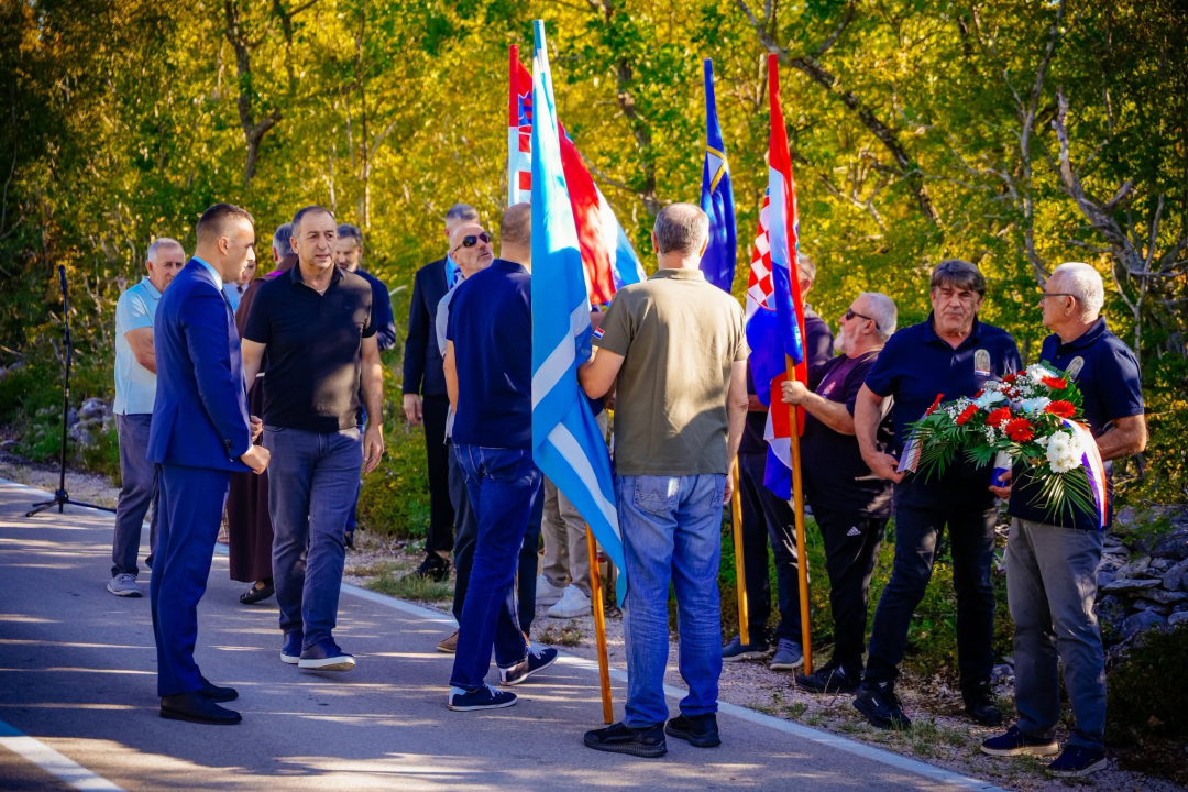 Polaganjem vijenaca obilježena 35. obljetnica stradanja branitelja i civila u Puljanima i Oklaju