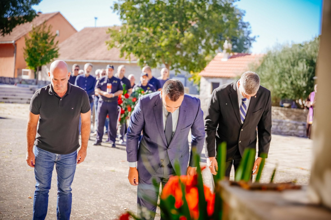Polaganjem vijenaca obilježena 35. obljetnica stradanja branitelja i civila u Puljanima i Oklaju