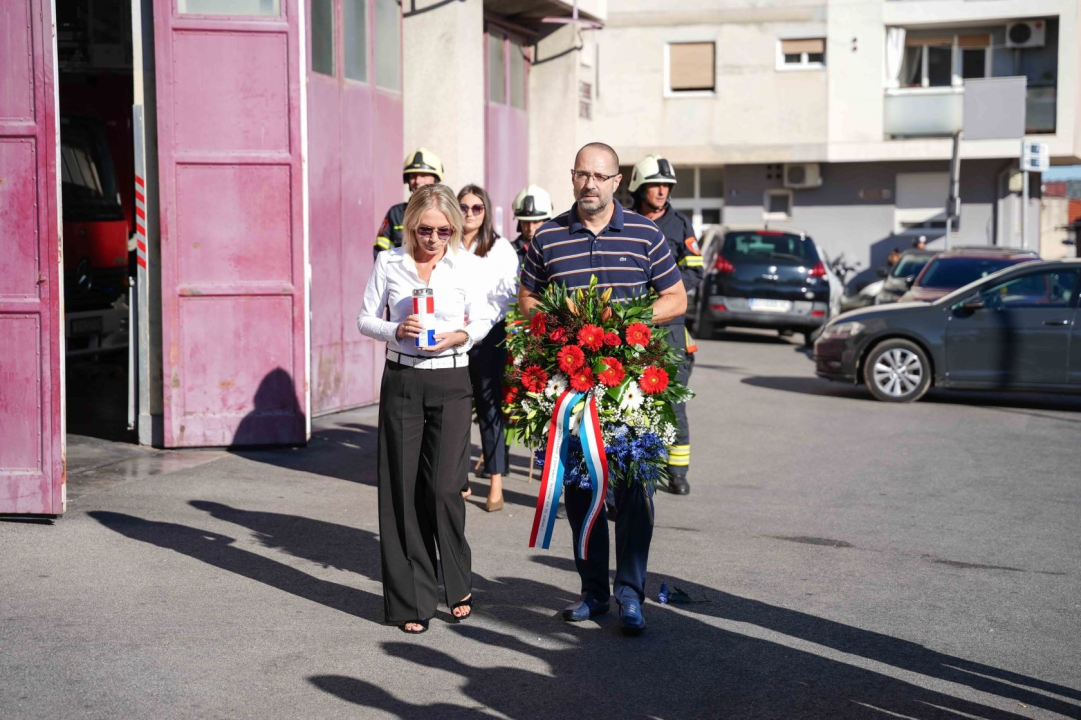 Polaganjem vijenaca odana počast četvorici vatrogasaca poginulih na Jamnjaku u Domovinskom ratu