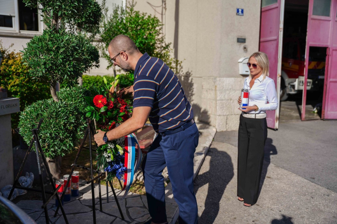 Polaganjem vijenaca odana počast četvorici vatrogasaca poginulih na Jamnjaku u Domovinskom ratu