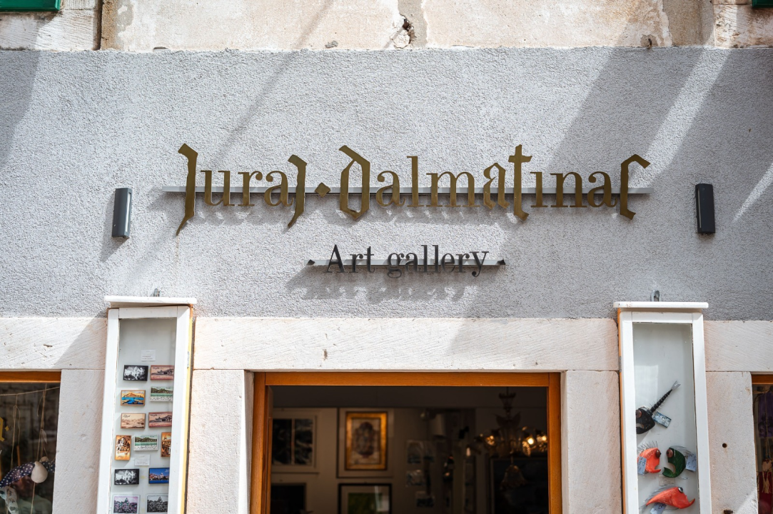 FOTO Jesen stiže u Galeriju Juraj Dalmatinac uz nova umjetnička djela, modu i posebne cijene