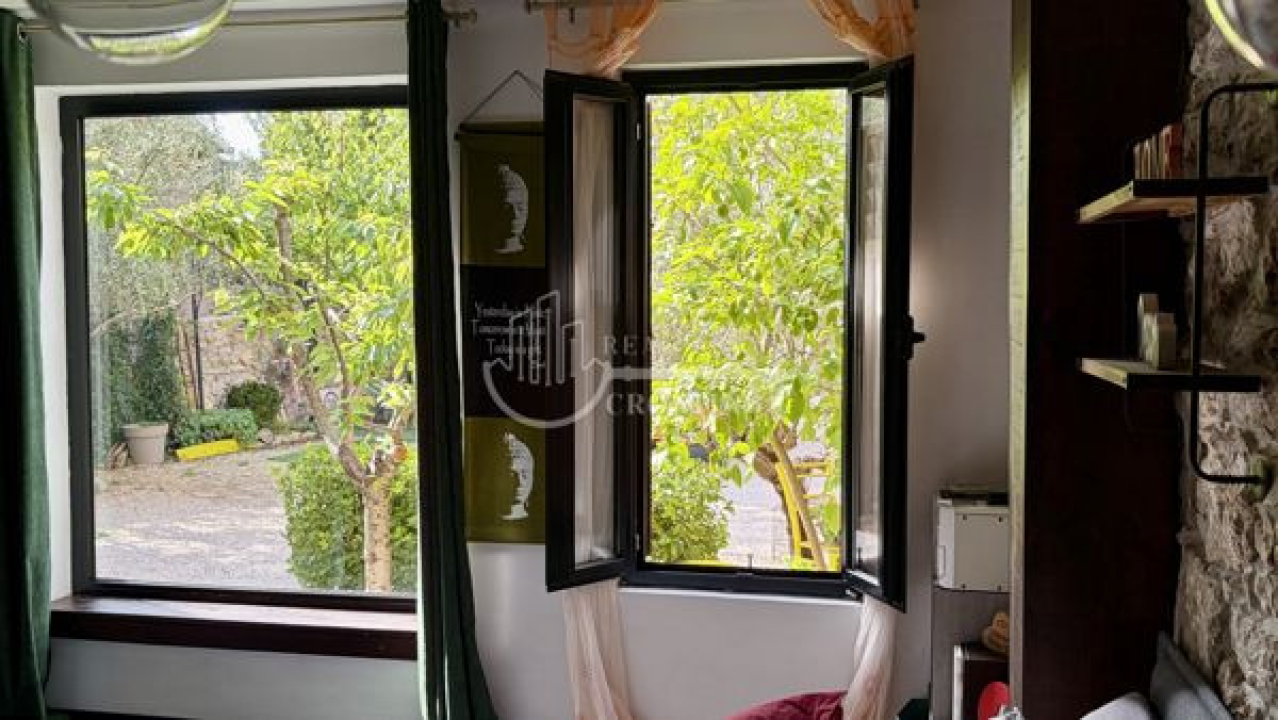 Pet minuta od šibenske rive prodaje se zanimljiva nekretnina: Tri stana, dvorište i tri parkirna mjesta