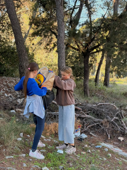 Školarci u Primoštenu čistili obalu