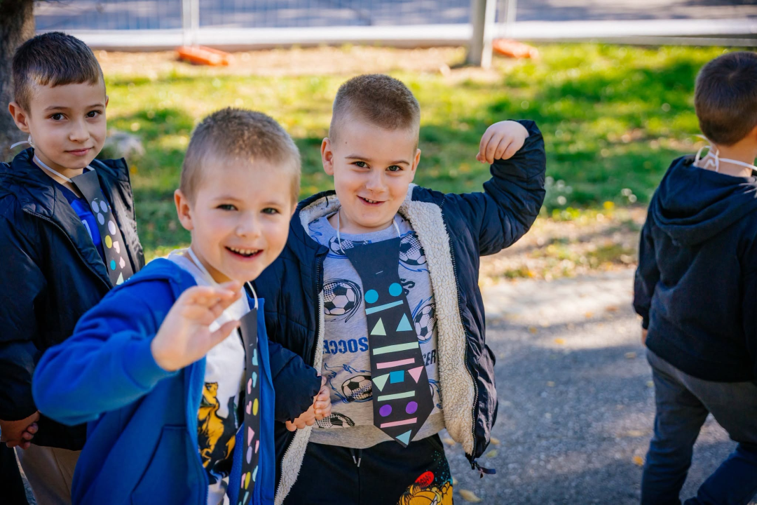 Drniški mališani podsjetili na dugu povijest hrvatskog modnog dodatka koji je osvojio svijet