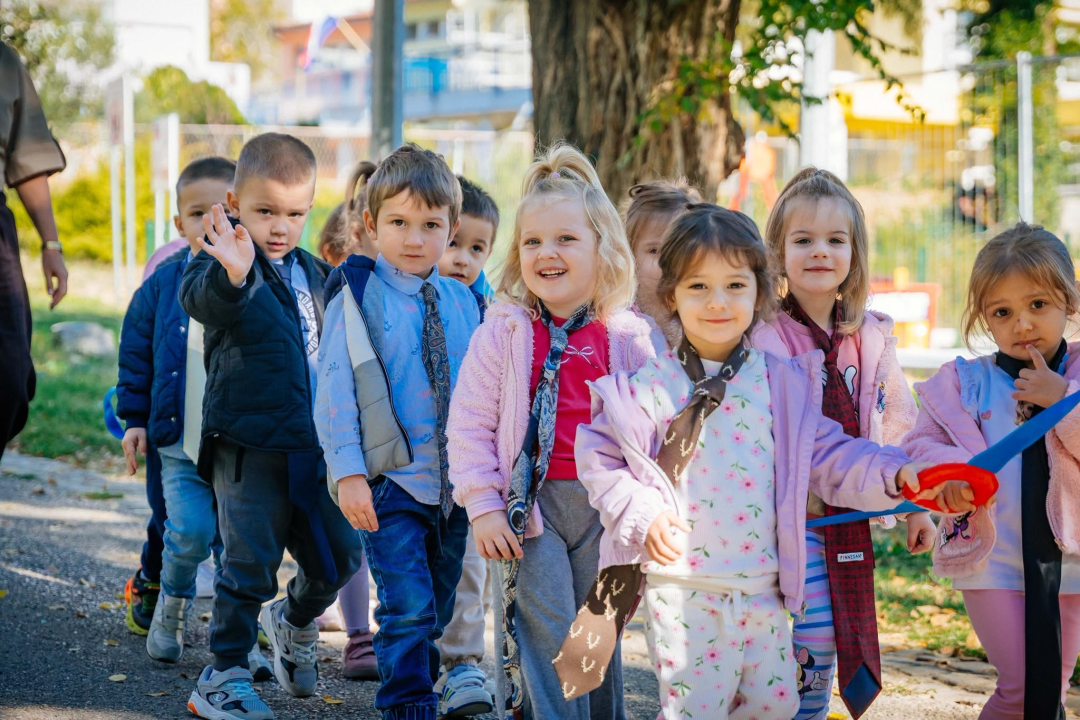 Drniški mališani podsjetili na dugu povijest hrvatskog modnog dodatka koji je osvojio svijet