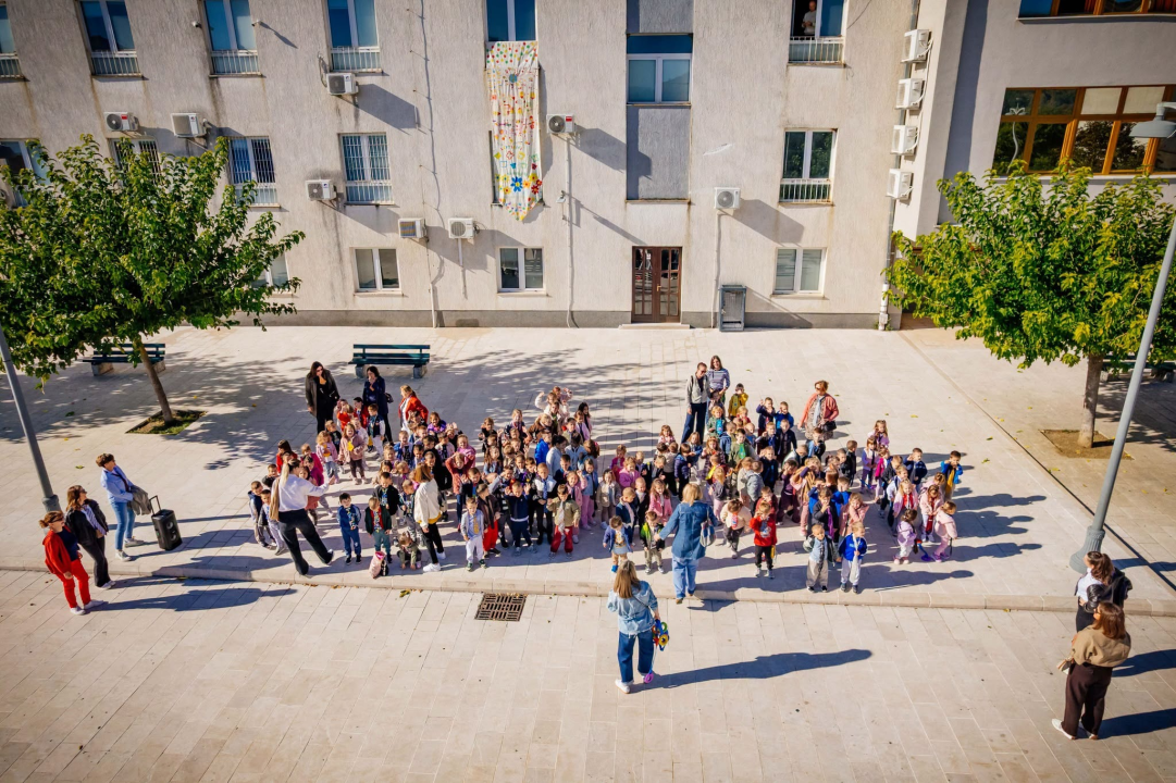 Drniški mališani podsjetili na dugu povijest hrvatskog modnog dodatka koji je osvojio svijet