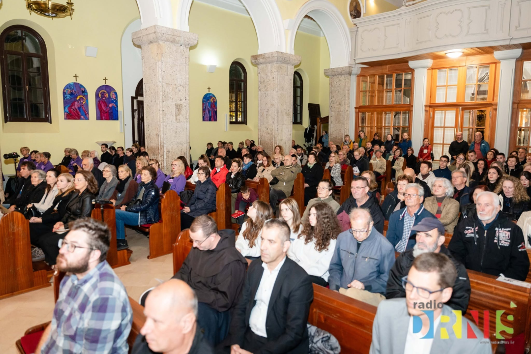 Održan festival 'Jubilate Deo' u Drnišu: Pjevači i zborovi ispunili crkvu Gospe od Ružarija