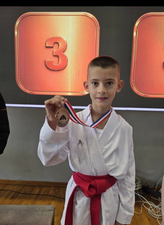 FOTO Karatisti Šibenika 1066 uzeli devet medalja u Jastrebarskom: Prvaci države Marko, Ema i Bartul