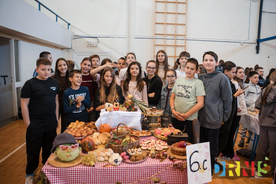  Dani kruha u Drnišu: Učenici pripremili domaće delicije, natjecali se za najbolju izložbu