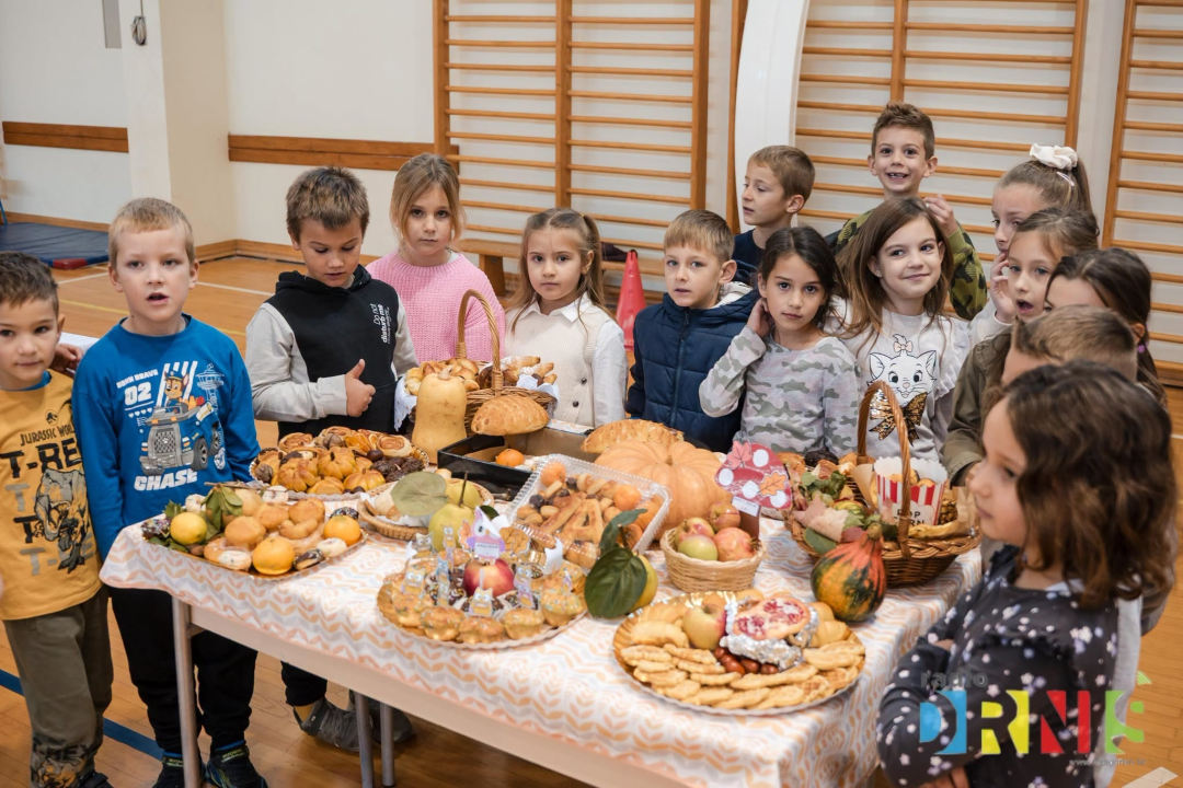  Dani kruha u Drnišu: Učenici pripremili domaće delicije, natjecali se za najbolju izložbu