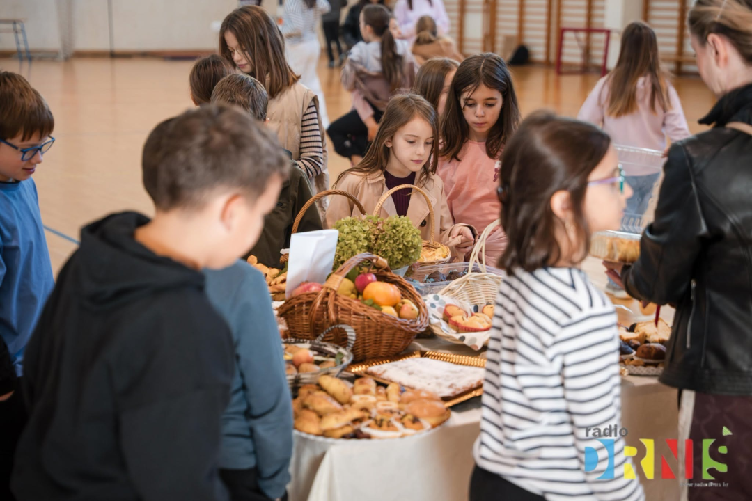  Dani kruha u Drnišu: Učenici pripremili domaće delicije, natjecali se za najbolju izložbu