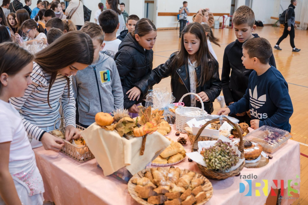 Dani kruha u Drnišu: Učenici pripremili domaće delicije, natjecali se za najbolju izložbu