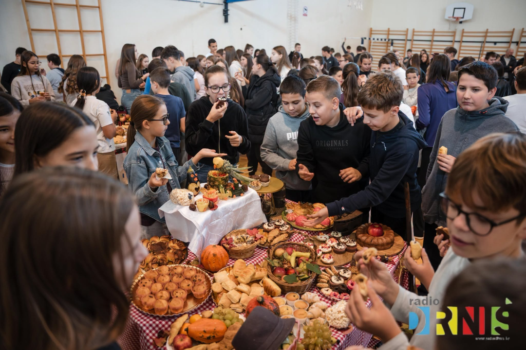  Dani kruha u Drnišu: Učenici pripremili domaće delicije, natjecali se za najbolju izložbu