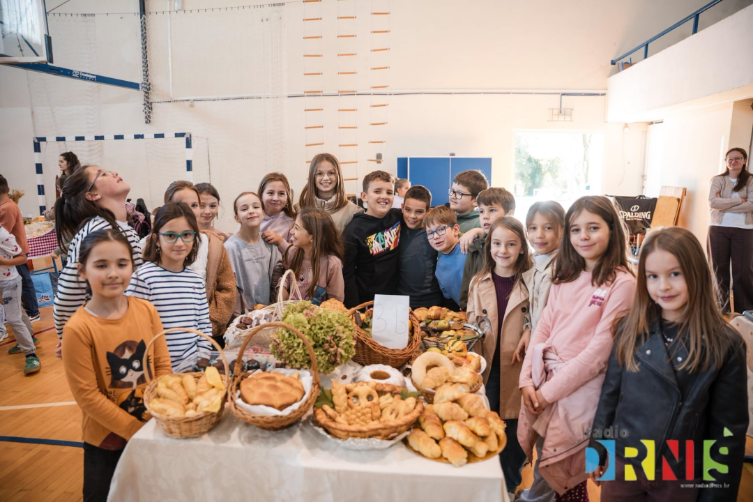  Dani kruha u Drnišu: Učenici pripremili domaće delicije, natjecali se za najbolju izložbu