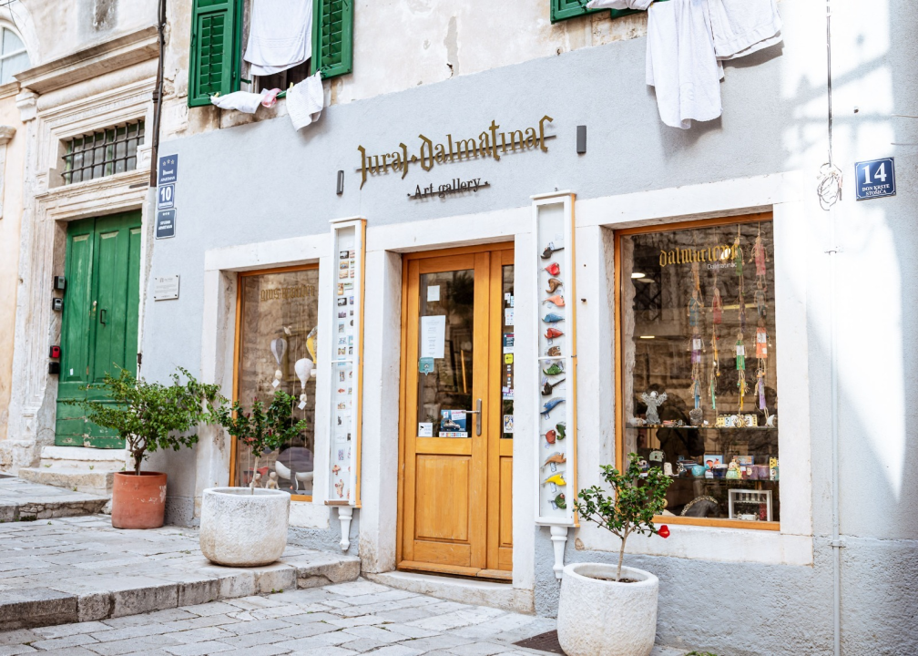 Šibenčani, ako volite modu i umjetnost, provjerite jesensku ponudu Galerije Juraj Dalmatinac!