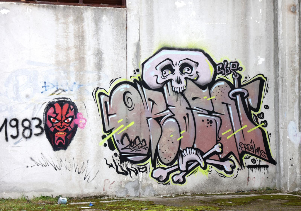 Dok čeka projekte i prenamjenu, Vojarna Bribirskih knezova pravi je mali 'Festival grafita'