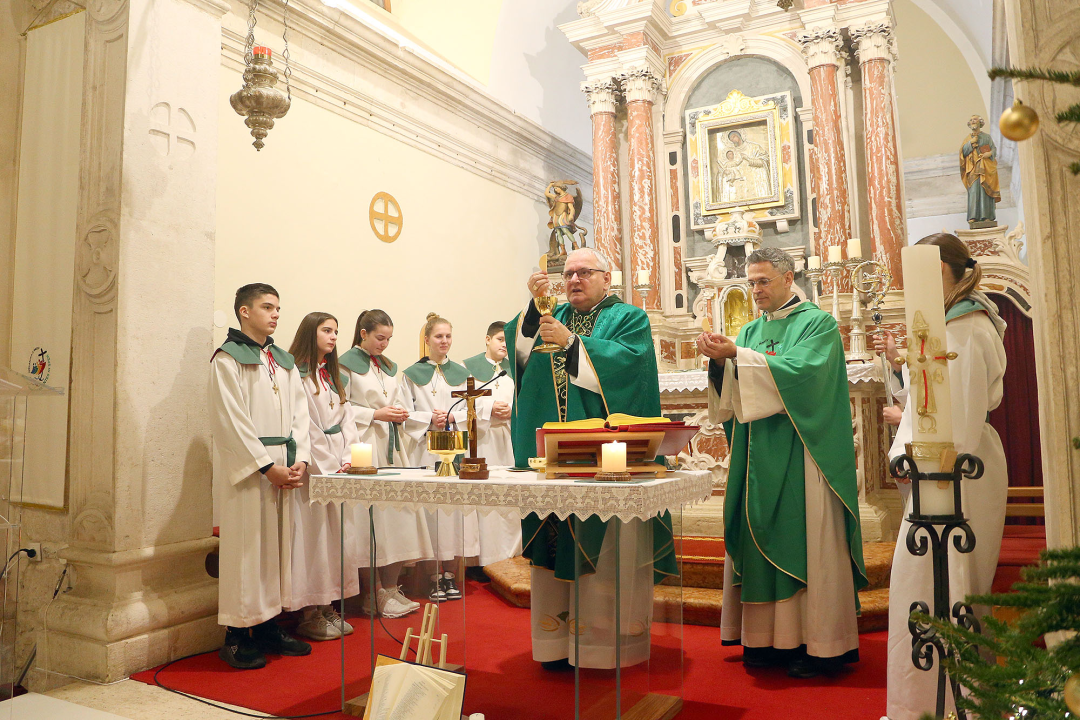 Šibenski biskup Tomislav Rogić u sklopu pastirskog pohoda posjetio župe Jadrtovac i Vrpolje