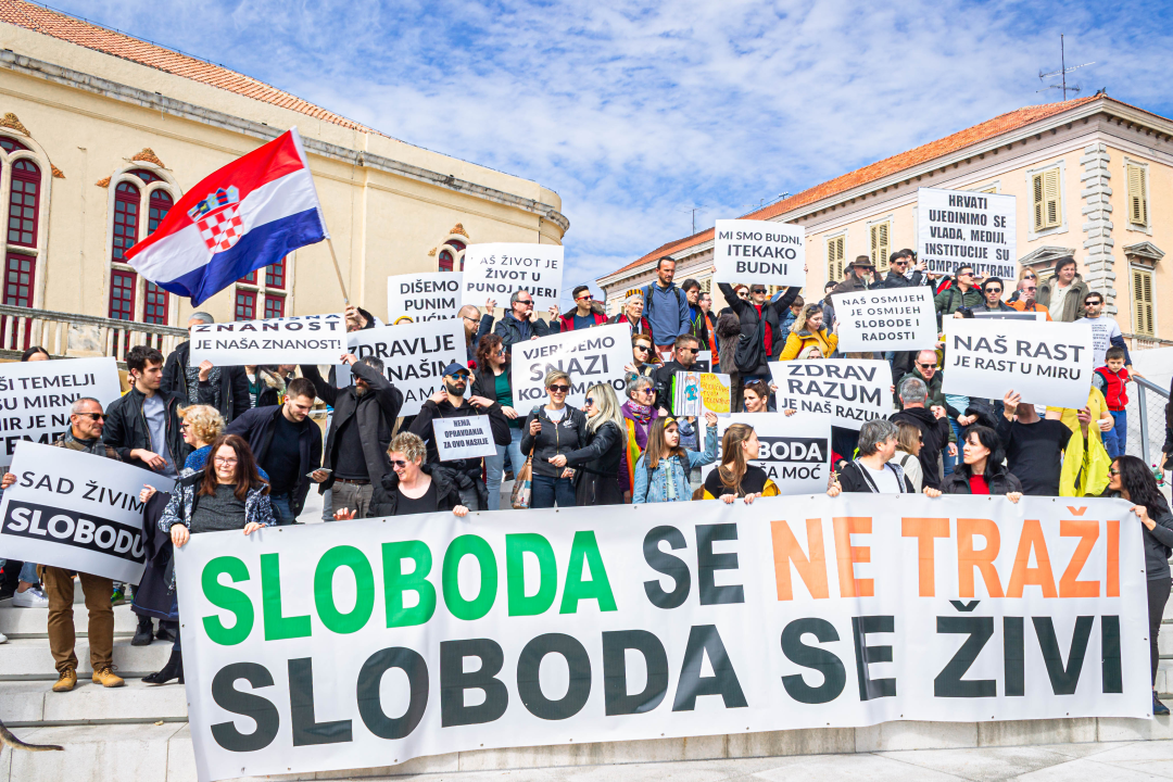 Nekoliko stotina ljudi na prosvjedu u Šibeniku: 'Skinite maske, došlo je vrime!'