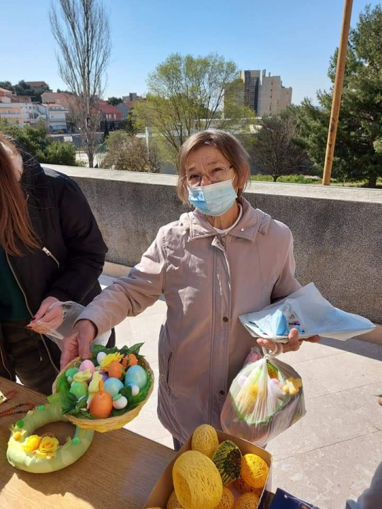 Humanitarna akcija na Vidicima pred crkvom sv. Petra: Vjernici kupovali uskrsne ukrase
