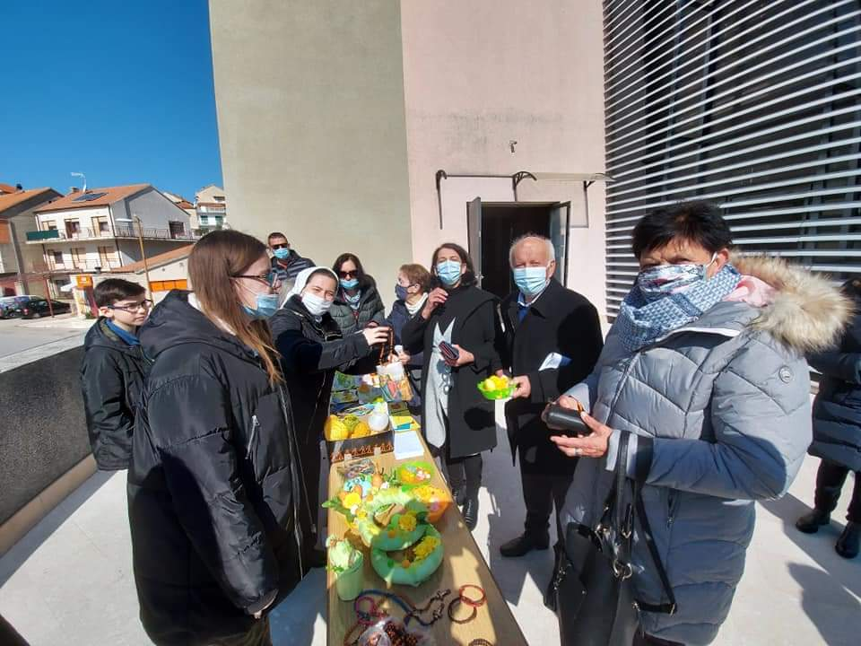 Humanitarna akcija na Vidicima pred crkvom sv. Petra: Vjernici kupovali uskrsne ukrase