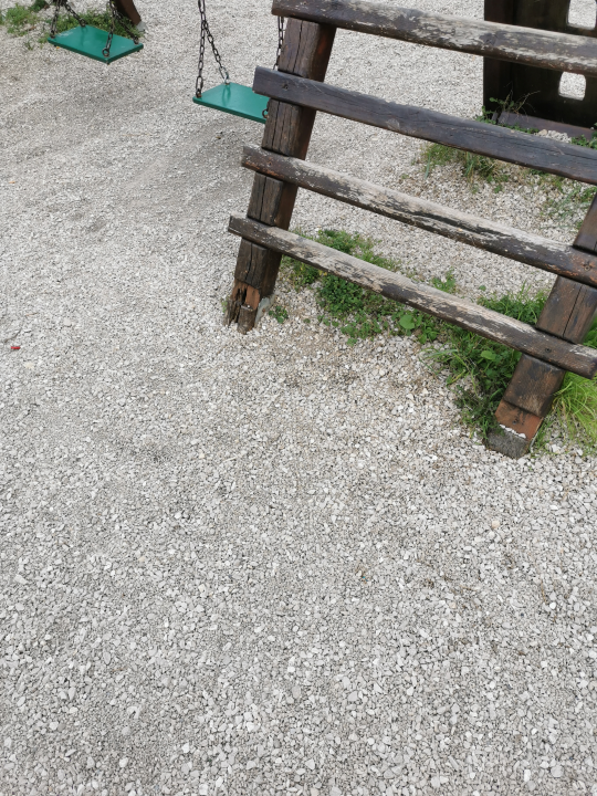 Igralište u Zatonu primjerenije za vojni poligon nego za dječju igru: ‘Vire hrđavi vijci od 20 centimetara’