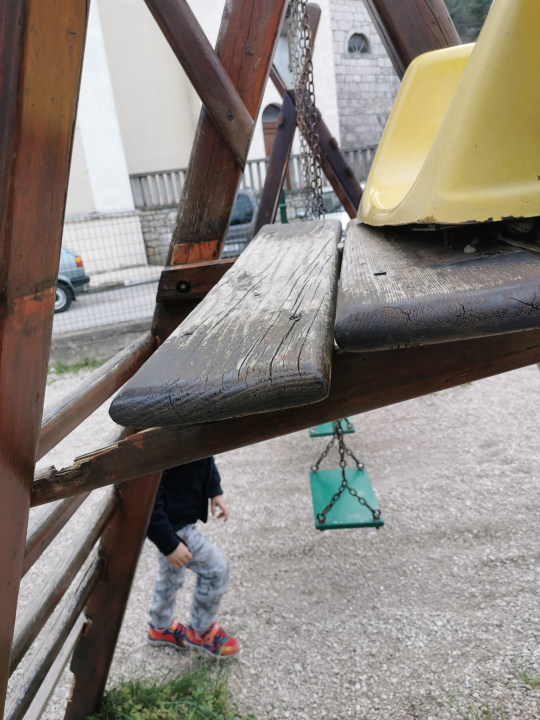 Igralište u Zatonu primjerenije za vojni poligon nego za dječju igru: ‘Vire hrđavi vijci od 20 centimetara’