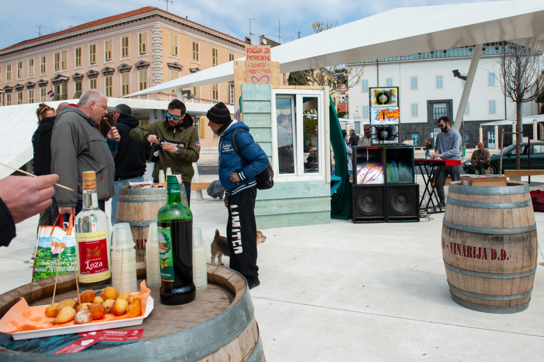 Na Poljani ste danas mogli saznati kako napreduje gradnja kuće za obitelj s Banije, uz to se i okrijepiti, a i zaplesati    