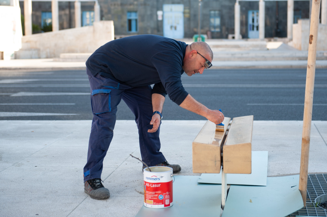 Prije nego sjednete, provjerite jesu li suhe: Klupice na Poljani dobile novi zaštitni premaz