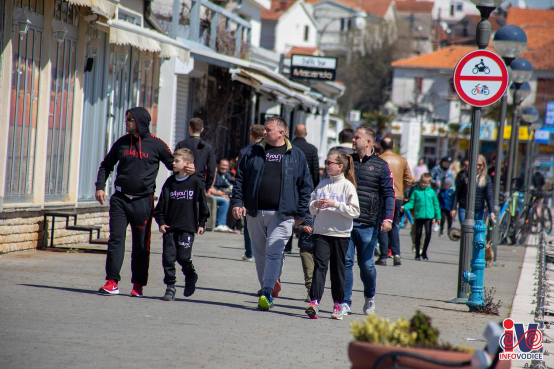Uskrs u Vodicama: Lijepo vrijeme izmamilo ljude u đir po rivi i druženje uz kavu