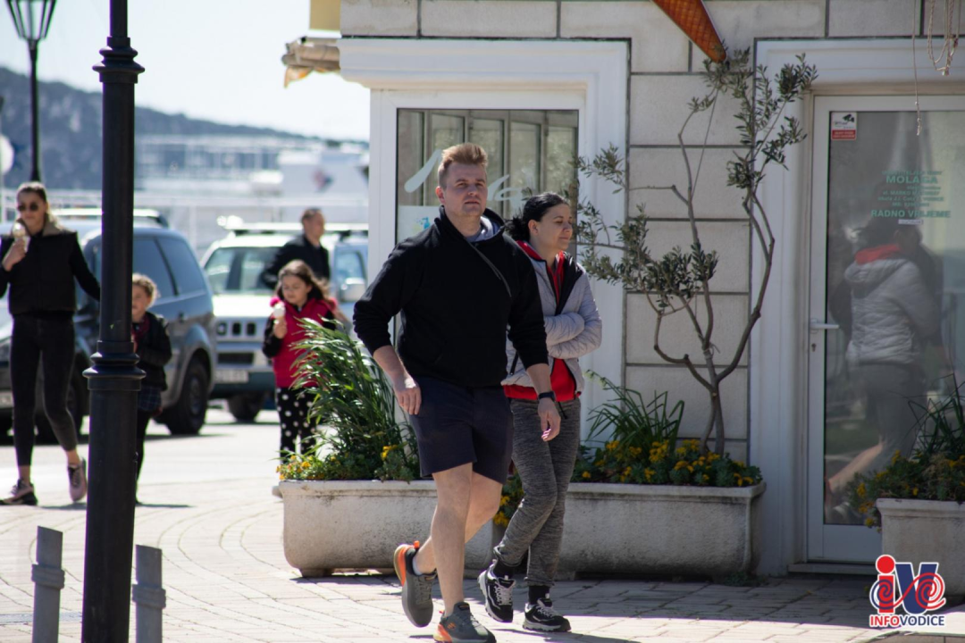 Uskrs u Vodicama: Lijepo vrijeme izmamilo ljude u đir po rivi i druženje uz kavu