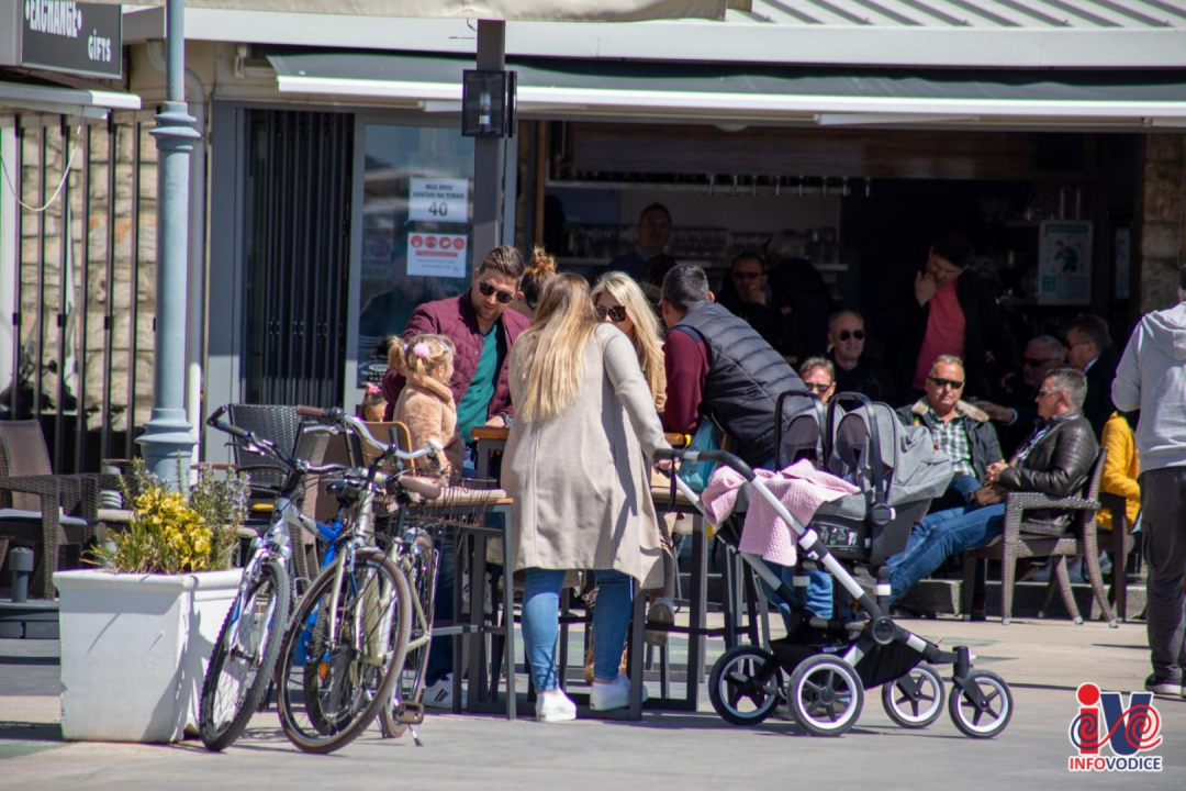 Uskrs u Vodicama: Lijepo vrijeme izmamilo ljude u đir po rivi i druženje uz kavu