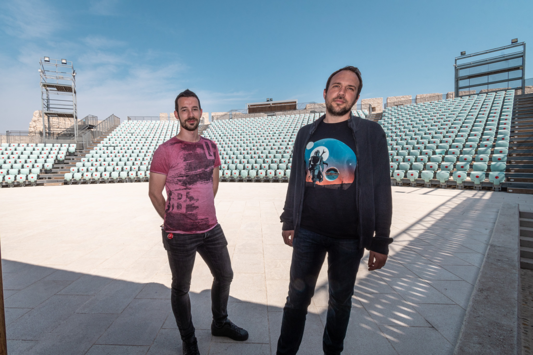 O ljetnoj pozornici na sv. Mihovilu pričalo se od 50-ih, Pavić i Bakula istražili zašto je izgrađena tek 2014. godine