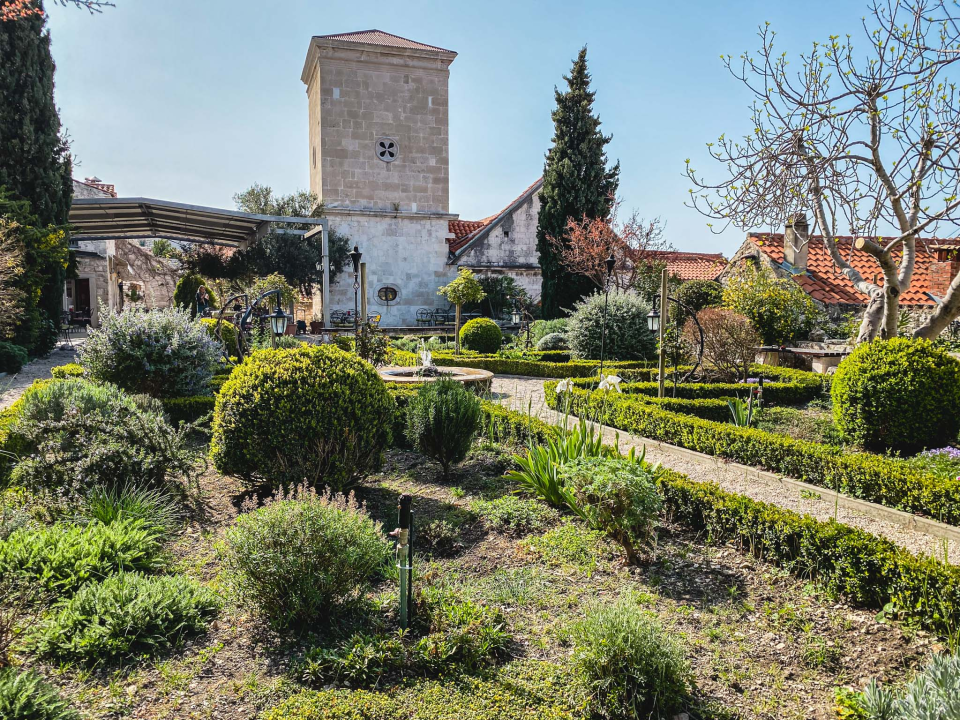 Uživajte u odličnoj kavi u idiličnom ambijentu Vrta sv. Lovre! 