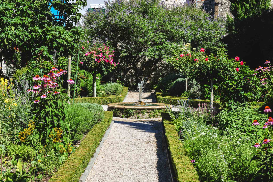 Uživajte u odličnoj kavi u idiličnom ambijentu Vrta sv. Lovre! 