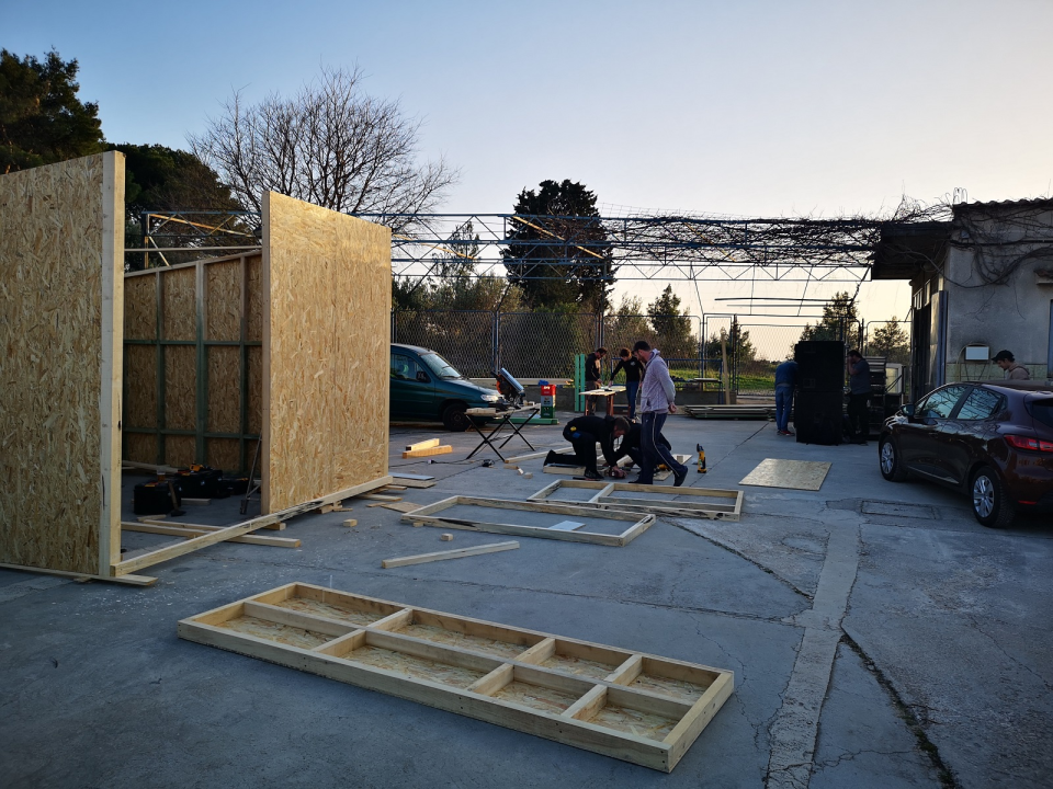 Montažna kućica iz Šibenika putuje za Mali Gradac: Postat će dom za tročlanu obitelj kojoj je kuća stradala u potresu 