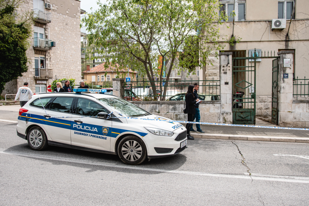 Policija potvrdila da je naprava ostavljena na zidu kod središta SDP-a 'zvončić': Pirotehničari ga deaktivirali bez posljedica