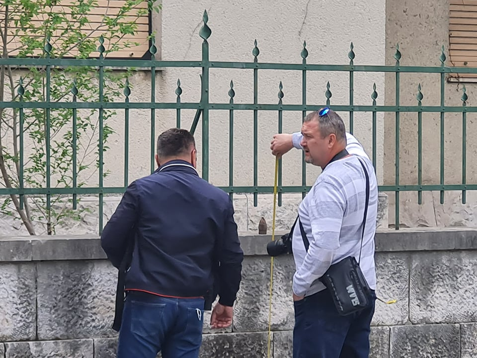 Policija potvrdila da je naprava ostavljena na zidu kod središta SDP-a 'zvončić': Pirotehničari ga deaktivirali bez posljedica