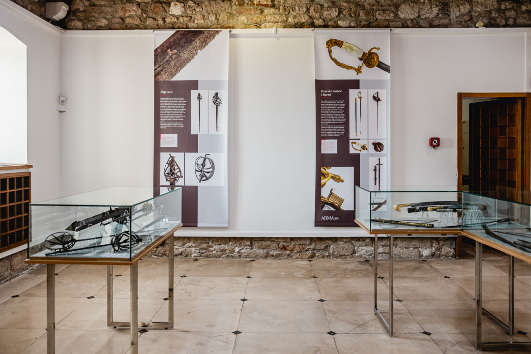 Dalmatinska raskošna sablja, sudanska kaskara, revolveri, jatagani...U Muzeju pogledajte odličnu izložbu oružja