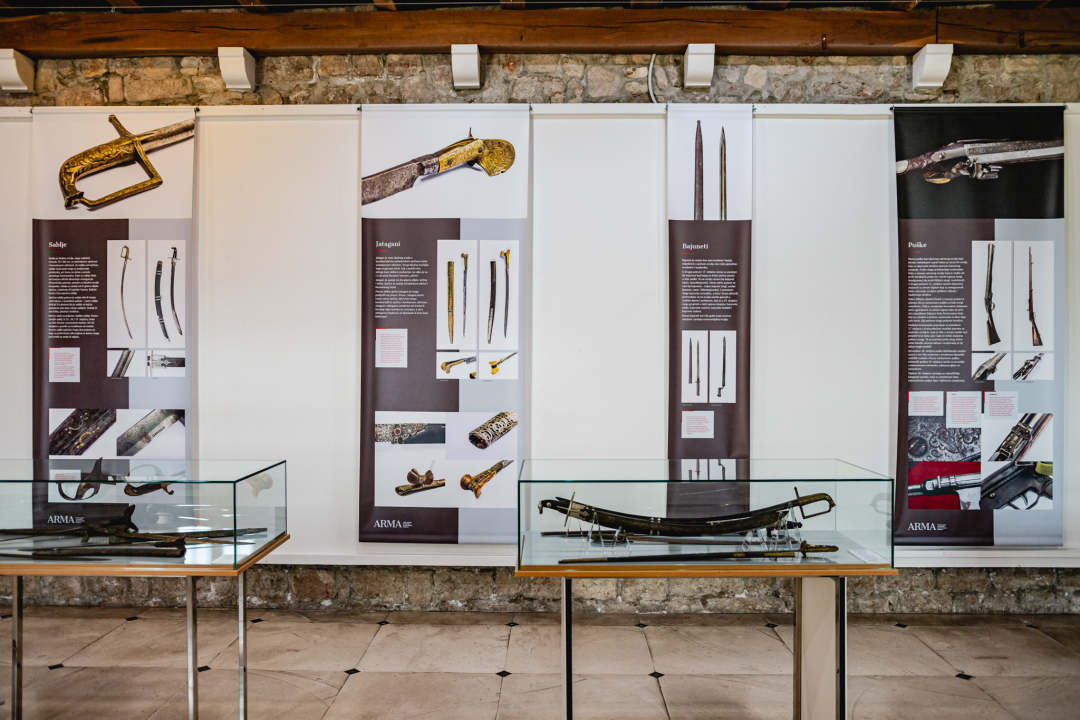 Dalmatinska raskošna sablja, sudanska kaskara, revolveri, jatagani...U Muzeju pogledajte odličnu izložbu oružja