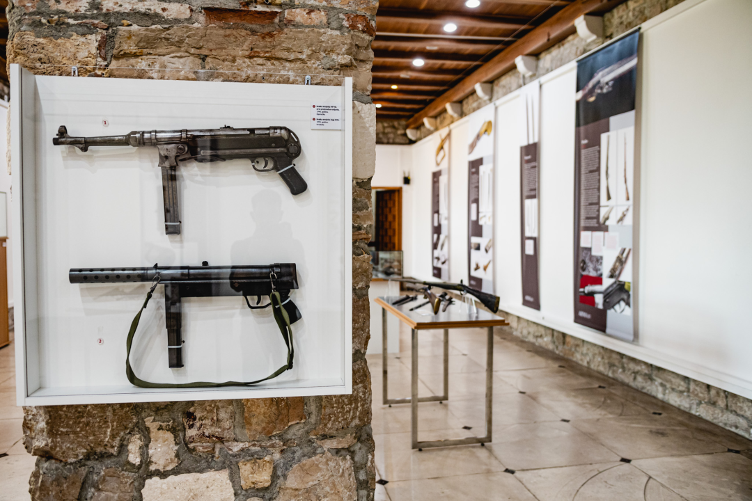 Dalmatinska raskošna sablja, sudanska kaskara, revolveri, jatagani...U Muzeju pogledajte odličnu izložbu oružja