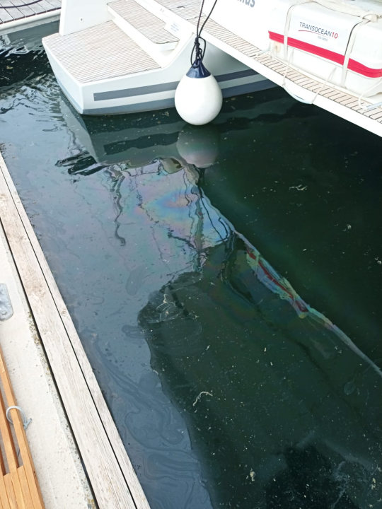 More u Mandalini i dalje prekriveno naftnom mrljom: 'Ovo je sramota za naš turizam'