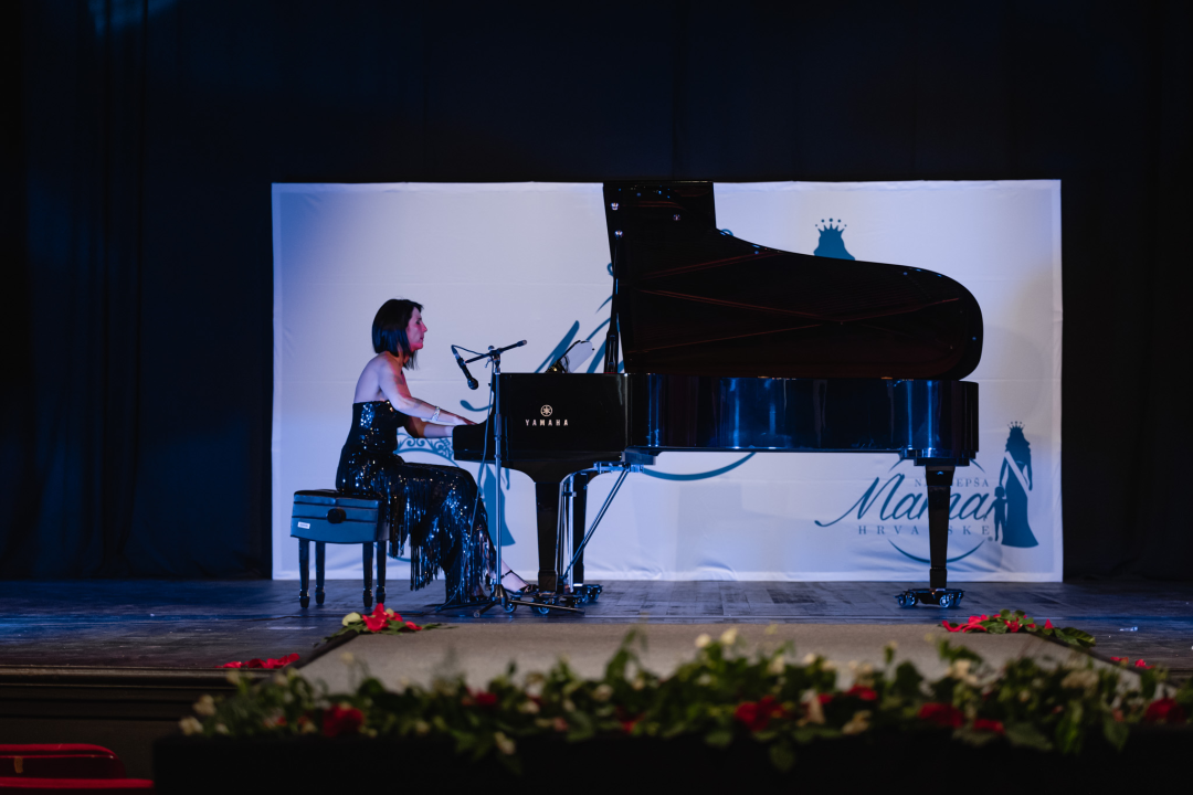 U šibenskom kazalištu održan izbor za najljepšu mamu: Vedrana Halinčić Bakšić i Ljubica Bulić ponijele lente
