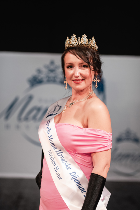 U šibenskom kazalištu održan izbor za najljepšu mamu: Vedrana Halinčić Bakšić i Ljubica Bulić ponijele lente