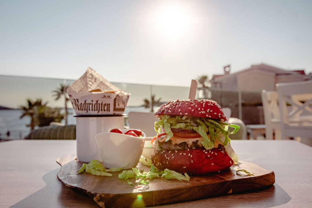Priuštite si prekrasne trenutke na prozračnoj terasi Pomalo Bistro &amp; Bara u Žaboriću! 