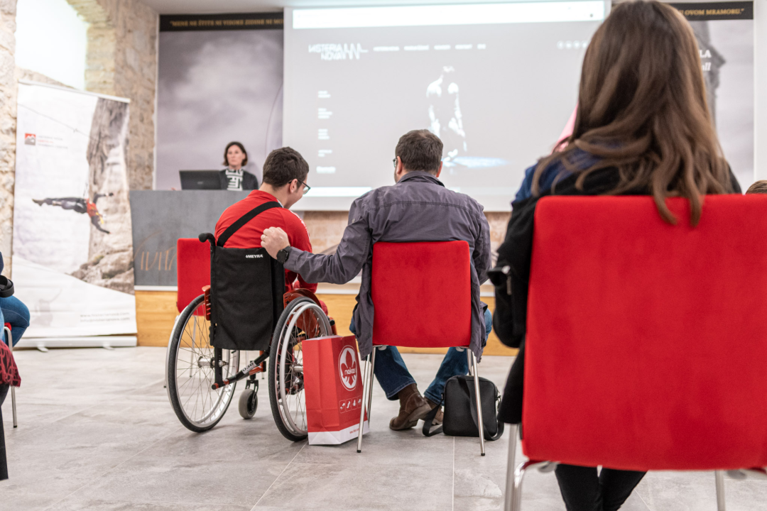 Održano prvo predavanje inkluzivnog vertikalnog plesa u sklopu platforme 'Tamna strana mjeseca'