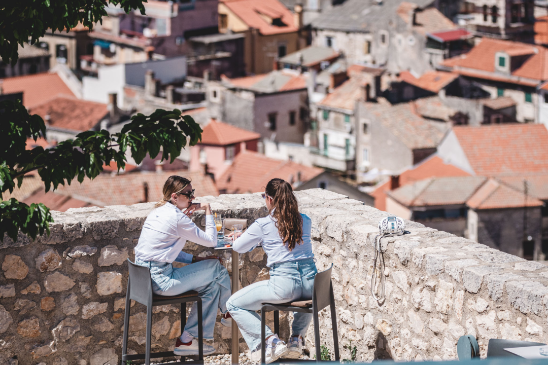 Uz sunce i besplatan ulaz brojni Šibenčani uživali na kavi na tvrđavi Barone