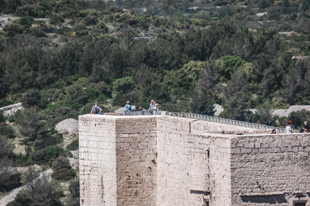 Uz sunce i besplatan ulaz brojni Šibenčani uživali na kavi na tvrđavi Barone