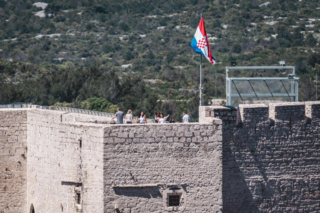 Uz sunce i besplatan ulaz brojni Šibenčani uživali na kavi na tvrđavi Barone