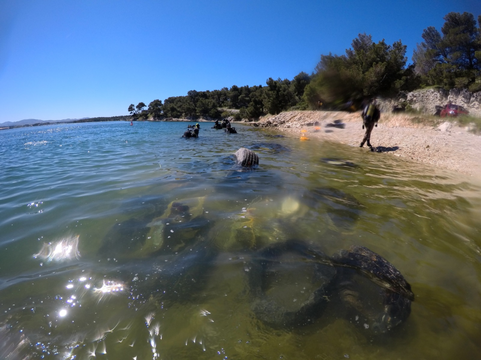 Ronioci objavili što su sve zatekli pod morem na Marinskoj: Gume, gume, gume... i jedan krov!